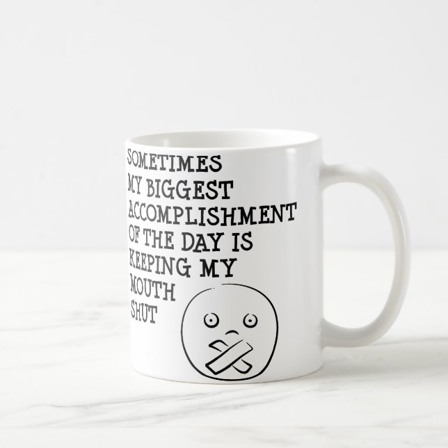 Das Behalten meiner Mund geschlossenen lustigen Kaffeetasse (Rechts)