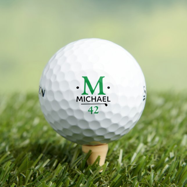 Das benutzerdefinierte grüne Monogramm des Golfspi Golfball (Insitu T-Shirt)