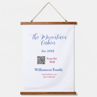 Das Berghütten-Familienname Q R WLAN-Scan Wandteppich Mit Holzrahmen