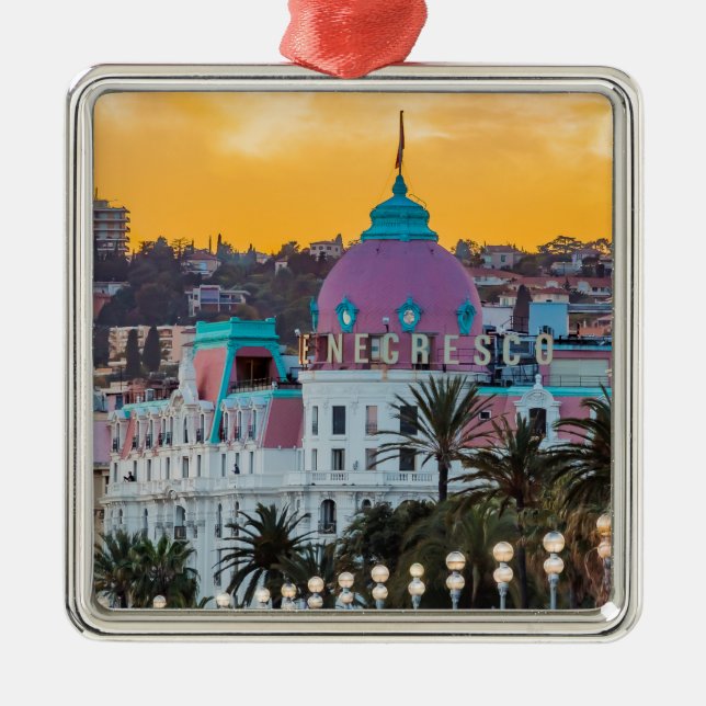 Das berühmte Luxushotel Negresco in Nizza Ornament Aus Metall (Vorne)