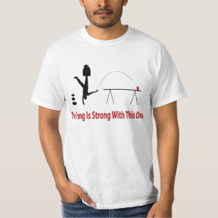 Das Bier Pong ist starkes Shirt im roten Text