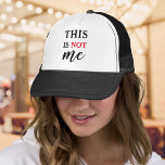 Das bin ich nicht | Trendy Humore Typografy Funny Truckerkappe<br><div class="desc">In einer Welt, in der überall Etiketten sind und Identität ständig in Frage gestellt wird, macht dieser Hat eine kühne, humorvolle Aussage: Das ist nicht ich. Aber was ist es wirklich gemein? Ist es eine spielerische Leugnung, eine tiefer gehende Reflexion über Selbstwahrnehmung, oder nur eine freche Art, die Welt um...</div>
