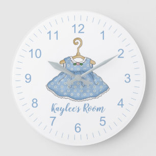 Das blaue Kleid des kleinen Mädchens an der Hängem Große Wanduhr