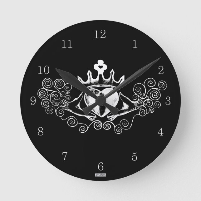 Das Claddagh (weiß) Runde Wanduhr (Vorderseite)