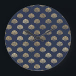 Das Design der Vintagen Art Deco Blume von Gold un Große Wanduhr<br><div class="desc">Ein hübsches Kunstmuster aus Deko in der Marineinfassade und in der goldenen Farbenpracht.</div>
