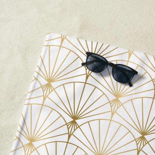 Das Design ist in den Farben Gold und Weiß gehalte Strandtuch (Beispiel)