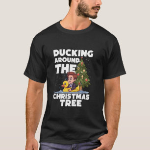 Das Ducken um den Weihnachtsbaum T-Shirt