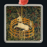 Das Einhorn in Gefangenschaft Ornament Aus Metall<br><div class="desc">Ornament mit der mittelalterlichen Tapisserie The Unicorn in Gefangenschaft (1495-1505). Die siebte Tapisserie in The Unicorn Tapestries - auch bekannt als The Unicorn Erholungen in a Garden - zeigt ein Weißeinhorn mit einem Kragen, der in einem Zaun sitzt. Grünes Gras und schöne Blume umgeben das Einhorn. Ein fantastisches Geschenk für...</div>