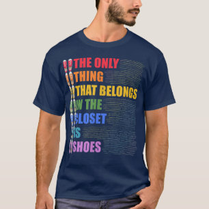 Das einzige, was im Schrank gehört, sind Schuhe T-Shirt