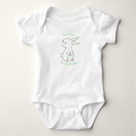 Das erste Ostern des Babyjungen mit niedlichem Has Baby Strampler