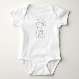 Das erste Ostern des Babyjungen mit niedlichem son Baby Strampler