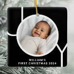 Das erste Weihnachtsgebäck des modernen Babys - Bl Keramikornament<br><div class="desc">Dieses stilvolle Baby's First Christmas Foto Ornament ist mit dem Wort JOY in der modernen Typografie auf einem schwarzen Hintergrund dekoriert. Einfach mit Foto,  Name und Jahr anpassbar. Schenkt Großeltern,  Tanten und Onkeln ein besonderes Geschenk.</div>