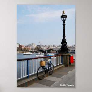 Das Fahrrad an der Themse Poster