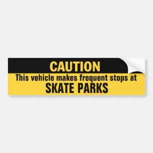 Das Fahrzeug hält an den Parkplätzen des Skate häu Autoaufkleber