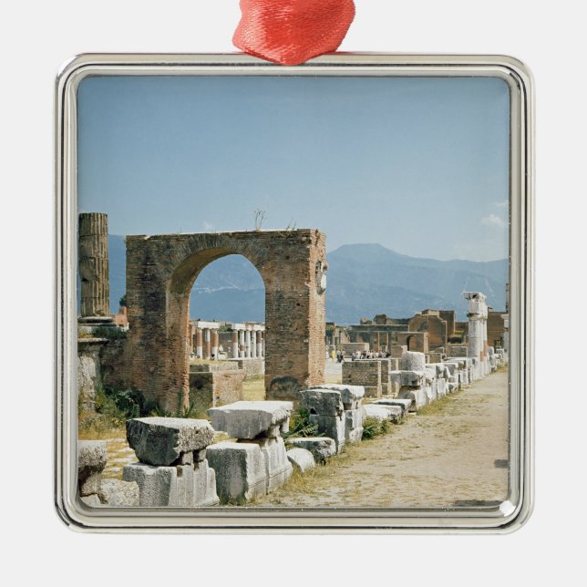 Das Forum mit den Bergen im Hintergrund Silbernes Ornament (Vorne)