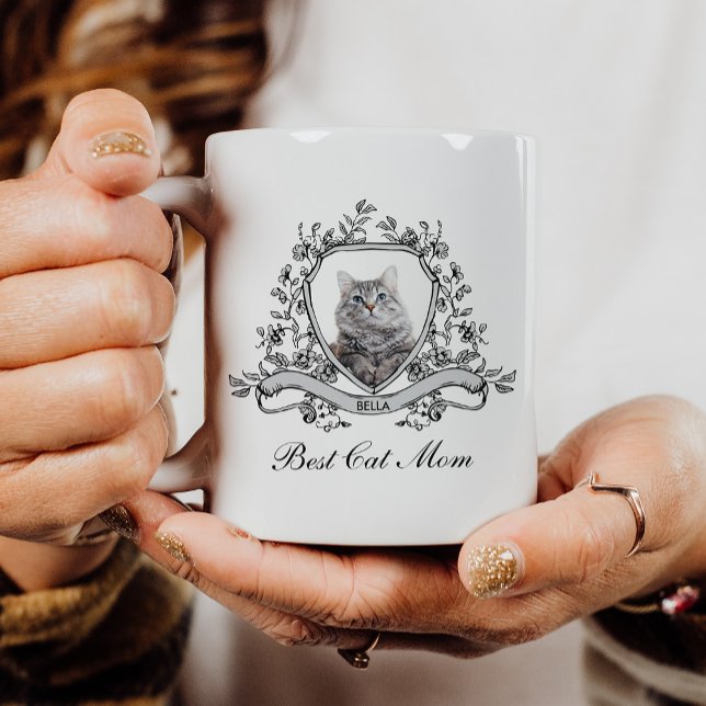 Das Foto deiner Katze in einem Wappen mit Blumen | Kaffeetasse (Von Creator hochgeladen)