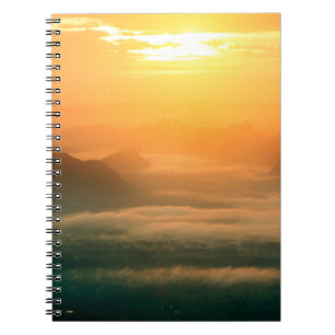 Das Foto der Landschaft, der wunderschöne Nebel am Notizblock