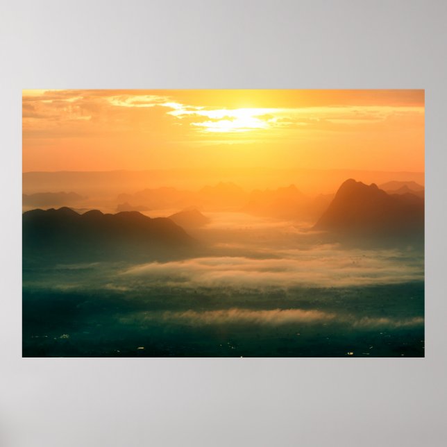 Das Foto der Landschaft, der wunderschöne Nebel am Poster (Vorne)