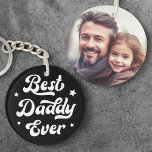 Das Foto des besten Vaters je Schwarz-weiß Schlüsselanhänger<br><div class="desc">Schlüsselanhänger mit dem Text "Best Daddy ever" in einem Retro-Schriftart umgeben von weißen Sternen. Auf der Rückseite befindet sich eine anpassbare Bildvorlage. Die Standardfarben sind schwarz und weiß,  aber alle Farben können im Designwerkzeug angepasst werden.</div>