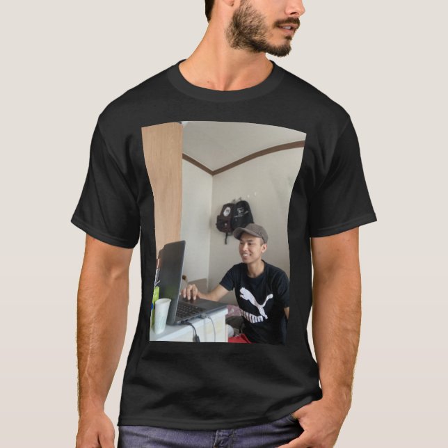 Das Foto ist schlecht und sehr schlecht. T-Shirt (Vorderseite)