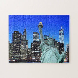 Das Freiheitsstatue und NYC Skyline