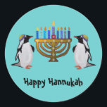 Das Frost hat Hannukah ausgewählt Runder Aufkleber<br><div class="desc">Grafische Illustration von Pinguinen,  die die Hannukah menorah Lichter genießen. Feiern Sie die Wunder von Chanukah alle acht Nächte!</div>