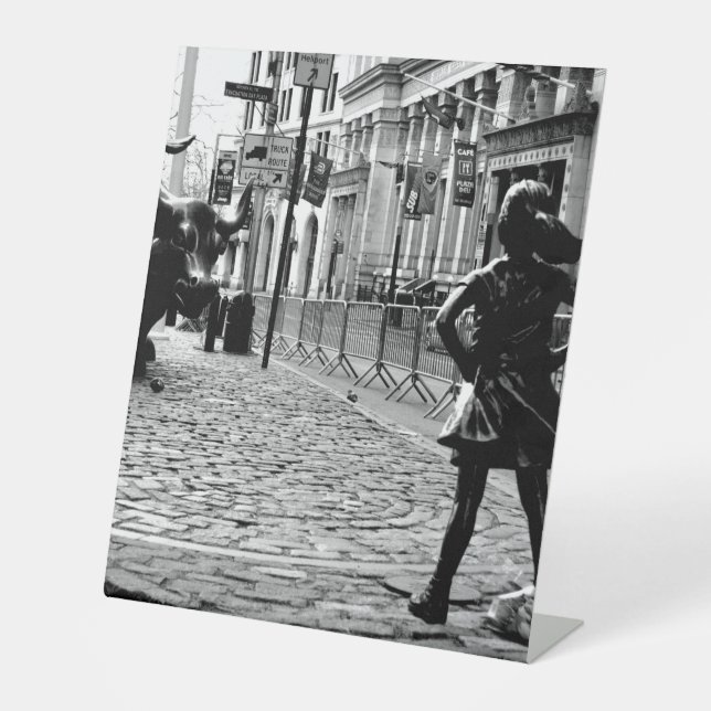 Das Furchtlose Mädchen Sockelschild (Vorderseite)