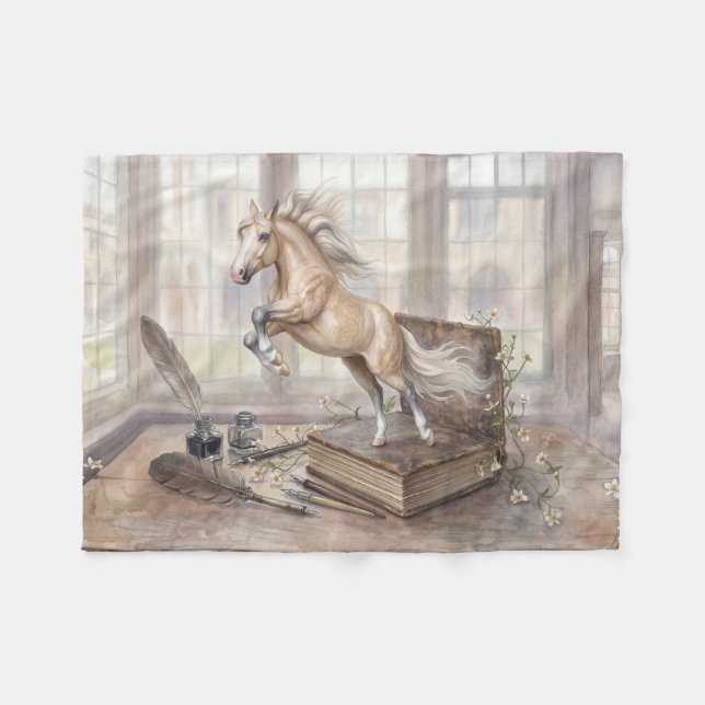 Das gelehrte Pferd springt aus einem Buch Fleecedecke (Vorderseite (Horizontal))