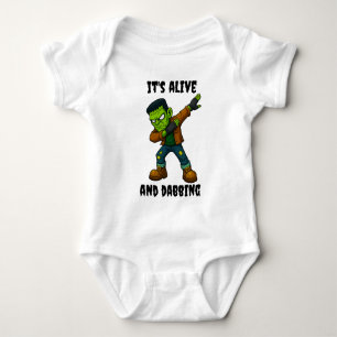 Das gestanzte Monster lebt und versucht zu Hallowe Baby Strampler
