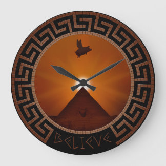 Das glaube-schwein scheint über Sphinx und Pyramid Große Wanduhr