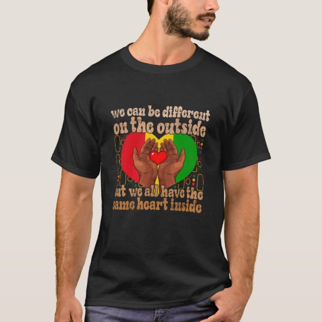 Das gleiche Herz auf dem Inside Black History Mont T-Shirt (Vorderseite)