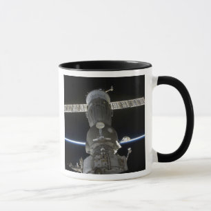Das Glied der Erde schneidet ein Soyuz Tasse