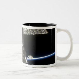 Das Glied der Erde schneidet ein Soyuz Zweifarbige Tasse