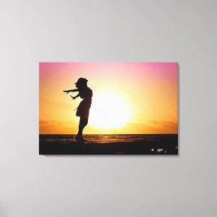 Das Glück der Frau bei Sonnenuntergang Leinwanddruck