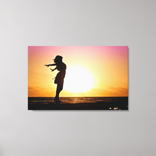 Das Glück der Frau bei Sonnenuntergang Leinwanddruck (Vorderseite)