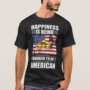 Das Glück ist einem Amerikaner Verheiratet T-Shirt