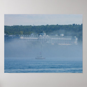Das Grand Hotel durch den Nebel Poster