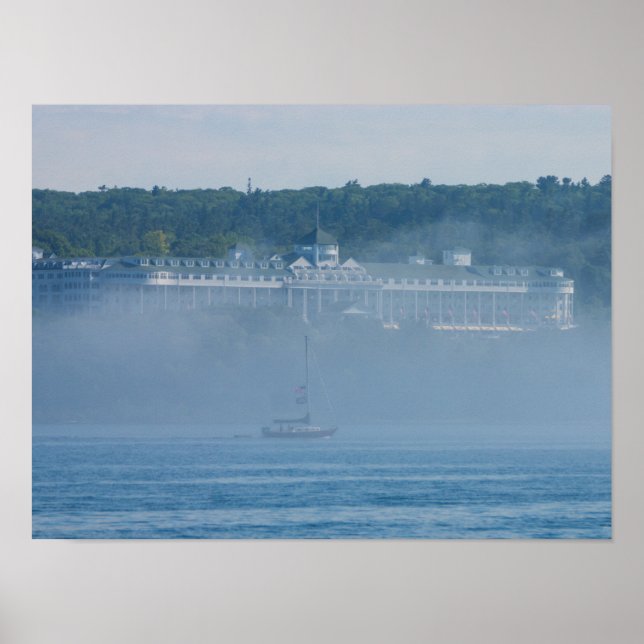 Das Grand Hotel durch den Nebel Poster (Vorne)