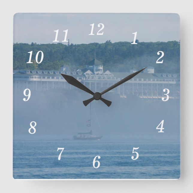Das Grand Hotel durch den Nebel Quadratische Wanduhr (Vorderseite)