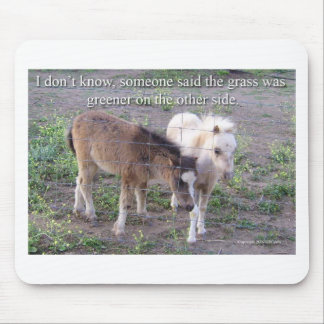 Das Gras ist grüner Mousepad