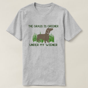 Das Gras ist grüner unter meiner Dackel Hot Dog T-Shirt