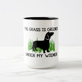 Das Gras ist unter meinem Dackel-Hotdog grüner Zweifarbige Tasse