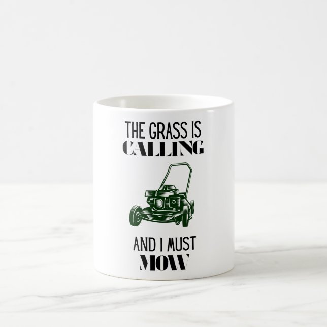 Das Gras ruft und ich muss mähen Kaffeetasse (Mittel)