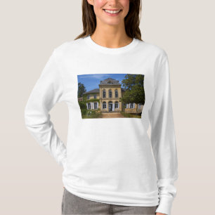Das Hauptgebäude des Schlosses, renoviert von T-Shirt