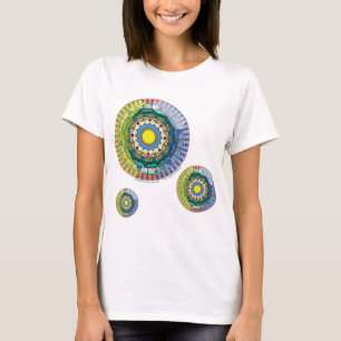 Das helle Shirt der Sommer-Sonnenschein-Frauen