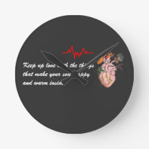 das Herz, das mit der Wall Uhr schlägt