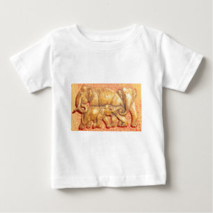 Das Herz der Herde: Ein Porträt der Elefantenfamil Baby T-shirt