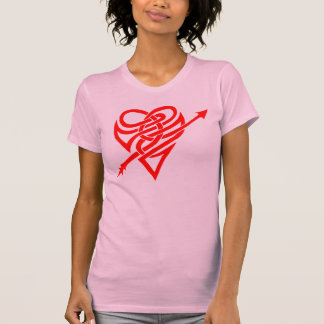 Das Herz des Amors in weißem und in Rotem T-Shirt