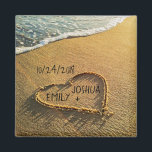 Das Herz des Sandstrands Tropical Beach Magnet<br><div class="desc">Ein wunderschönes, einzigartiges, personalisiertes Design mit einem romantischen Hintergrund tropischer Strandinseln im Sommer, das im Sand entlang des blauen Ozeanwassers gezeichnet wurde, um Liebe und Romantik zu signalisieren. Personalisieren Sie dieses großartige Objekt mit den Braut- und Bräutigamen und dem Hochzeitstag. Besuchen Sie unseren Shop, um sich passende Artikel mit diesem...</div>