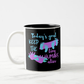 Das heutige Ziel Behalte die winzigen Menschen leb Zweifarbige Tasse